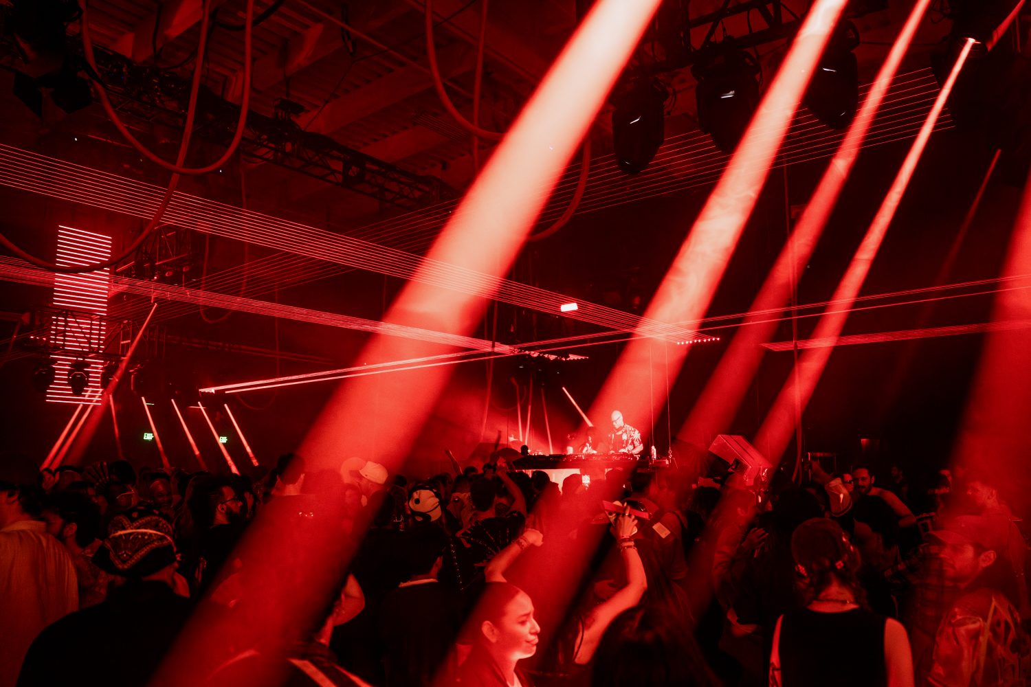 Laser rig over a packed floor at the H&M LA atmosphere event